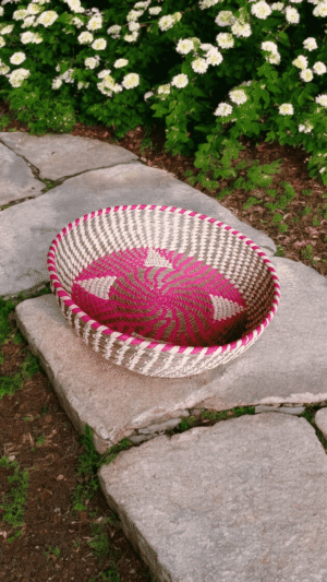01OD018_1 Handwoven Sabai Grass Decorative Tray – Pink Spiral Design
