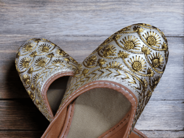 01PJ010_4 Silver Symphony Jutti