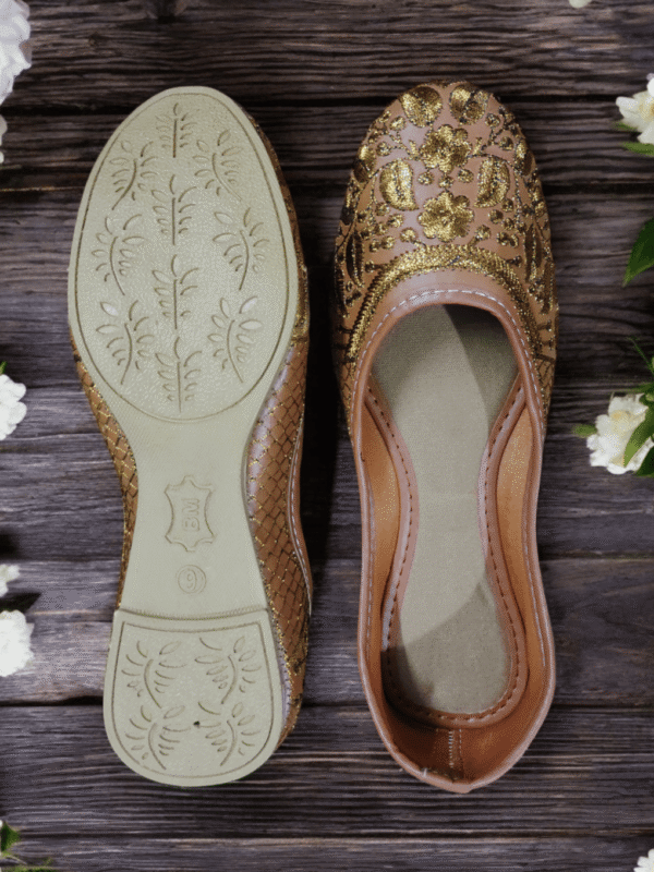 Elegant Embroidered Beige Jutti